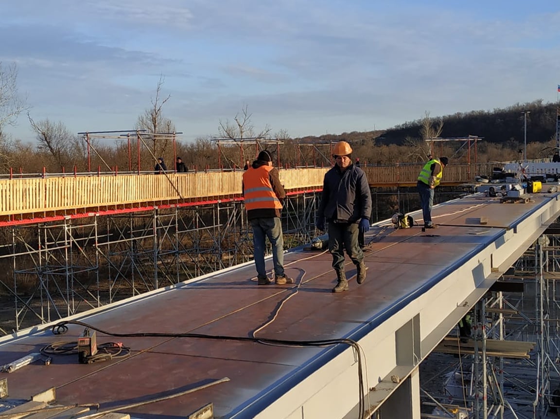 В Станице Луганской завершился монтаж основной части моста