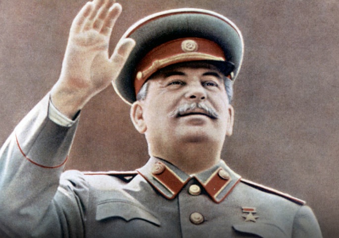В России на фасадах домов вешают портреты Сталина со словами 