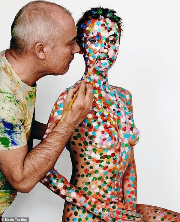 Экстравагантный художник нарисовал картину прямо на теле своей девушки. Фото