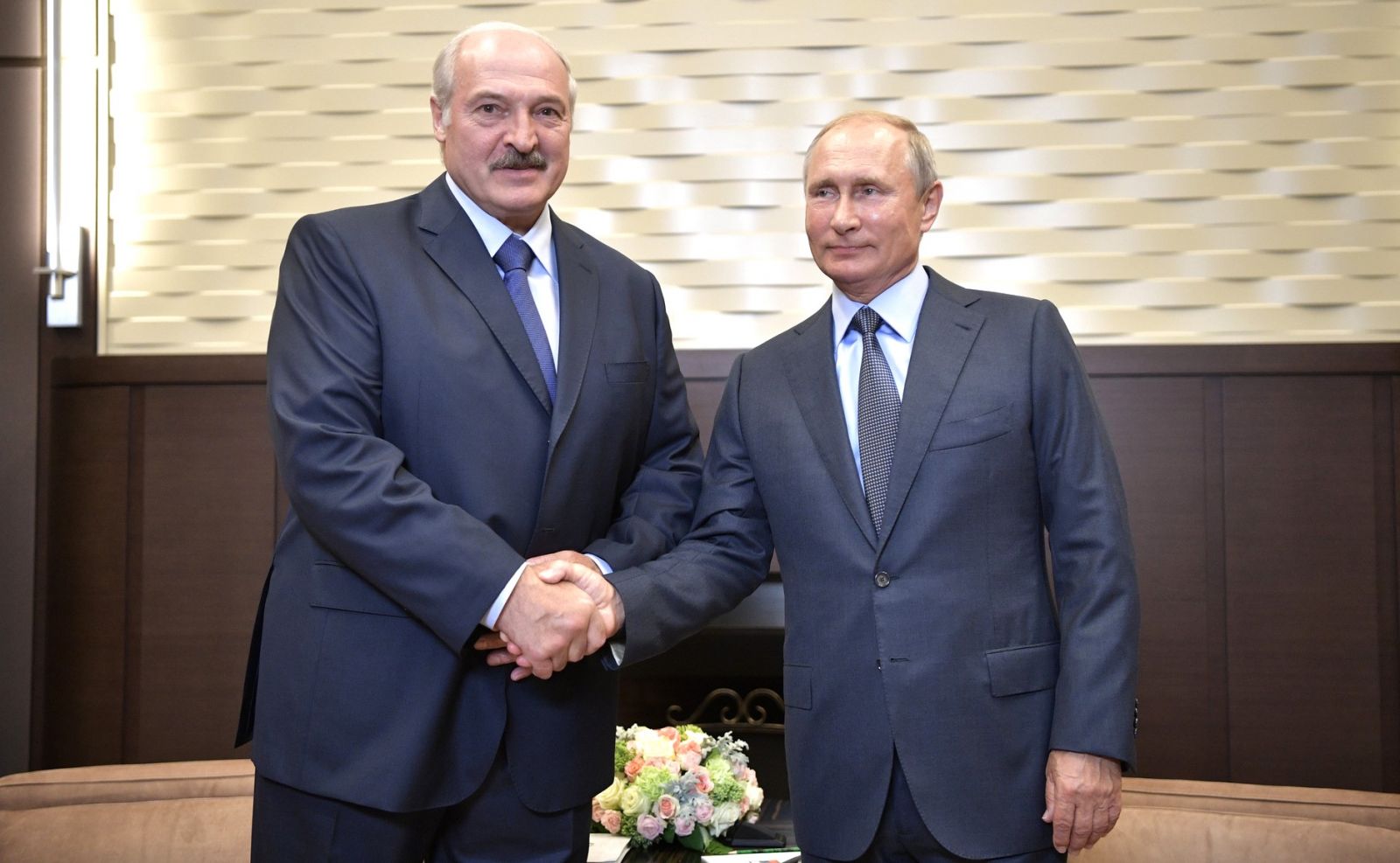 Лукашенко и Путин обсудили по телефону акции протеста в Беларуси