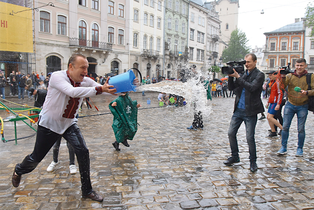 Андрей Садовый, местные выборы, мэр, Львов, обливает водой, фото
